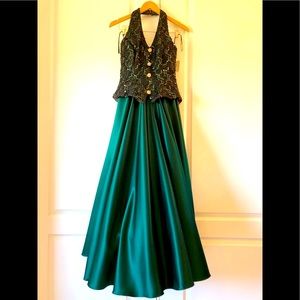 Classic silhouette timeless style formal ballgown prom Emerald SEQUINS & SATIN 3